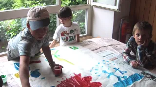 Religionsunterricht Malen grossflächig (Foto: Kirchenweb Bilder) Religionsunterricht Malen grossflächig (Foto: Kirchenweb Bilder)